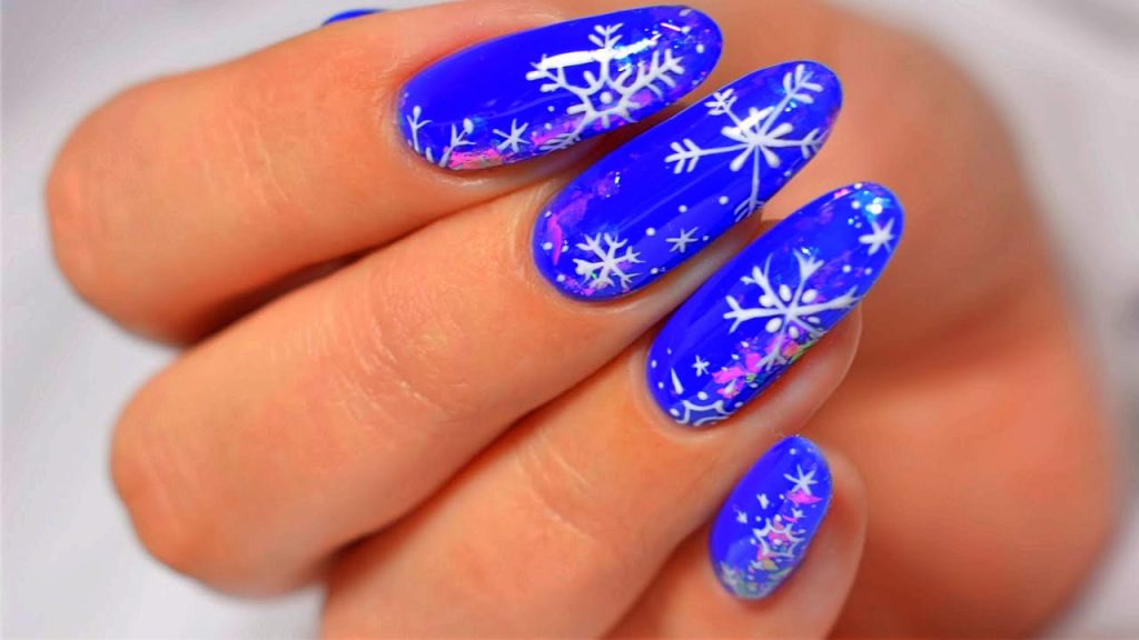 snowflake design on nails